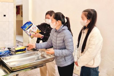 CÔNG TÁC NUÔI ĂN BÁN TRÚ TRƯỜNG MN LỘC HOÀ:  CHĂM SÓC TỪNG BỮA ĂN – NUÔI DƯỠNG TRẺ BẰNG YÊU THƯƠNG